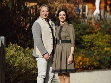 Gastgeberpaar der Auszeit Chalets vor einem der Chalets.